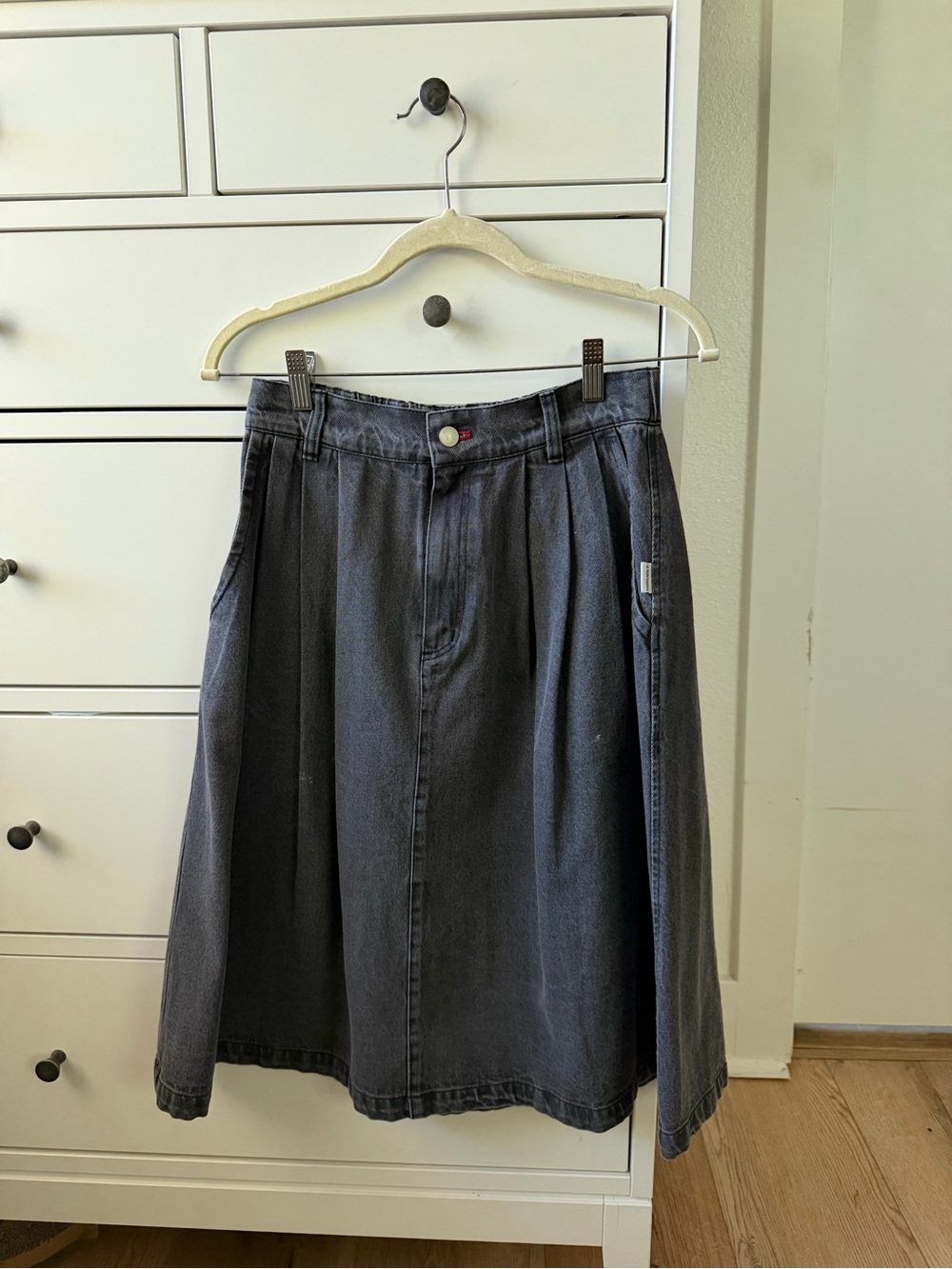 Le Bon Shoppe Farm Girl Skirt Medium Grey Denim Pleated - Picture 2 of 3